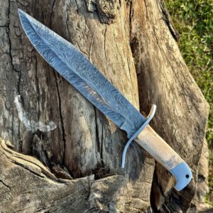 Handmade 15"Damascus Steel Snake Feather Bowie Knife with bone handle, steel guard & pommel, a masterful blend of strength and artistry.
MZ:16