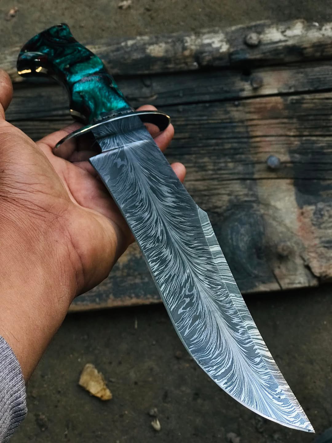 Handmade 14" Damascus Steel Knife with feather pattern blade, steel guard, and exquisite resin handle.”
MZ:15 - Image 5