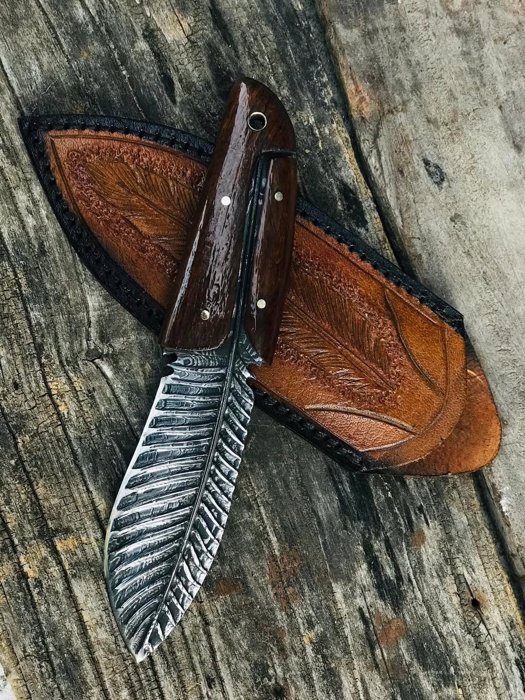 Handmade Skinner Knife Damascus Steel Blade with Feather Design And Wood Handle
MZ:05