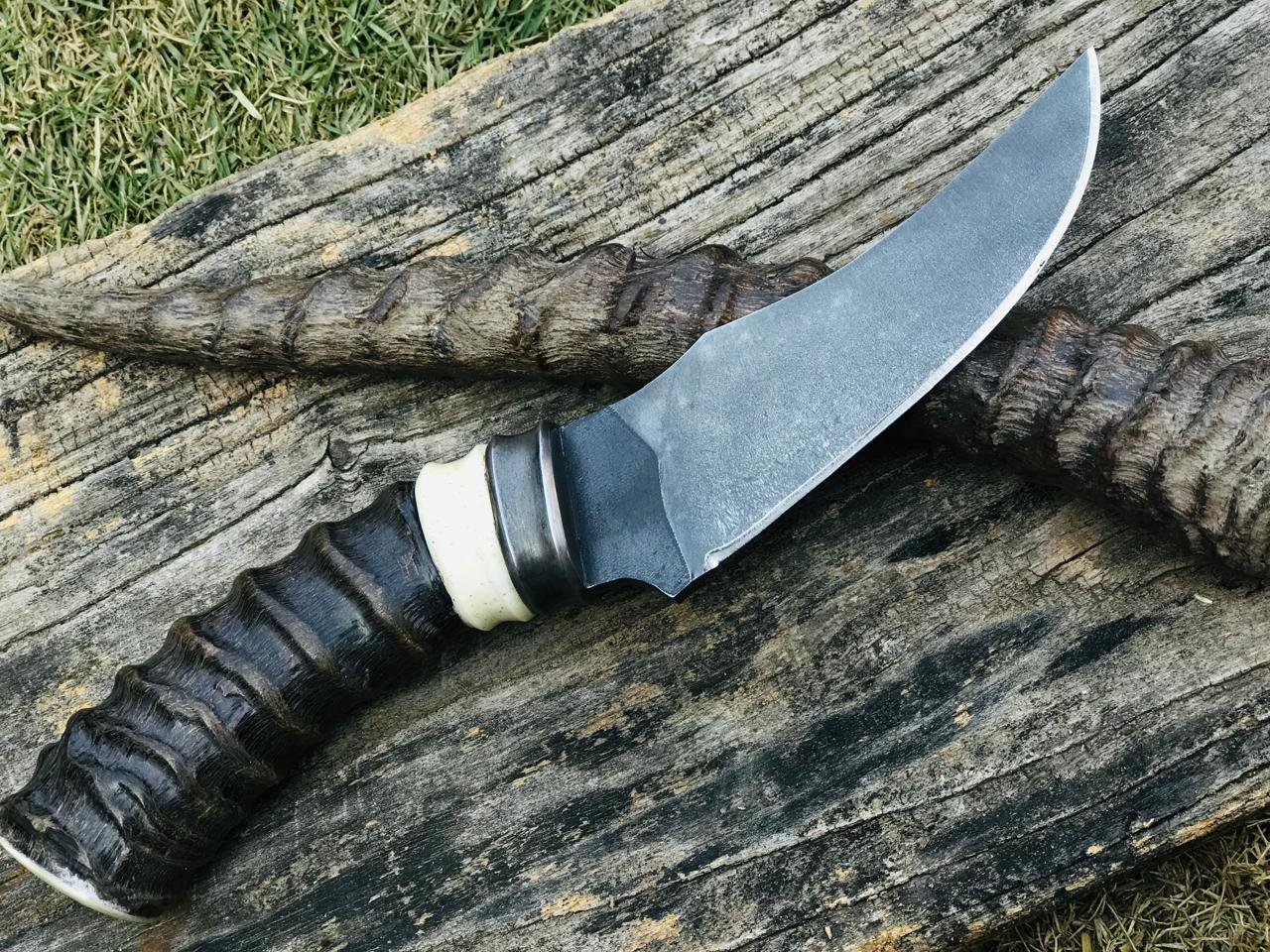 8" Handmade Skinner Knife razor sharp, durable, real deer handle.
MZ:10