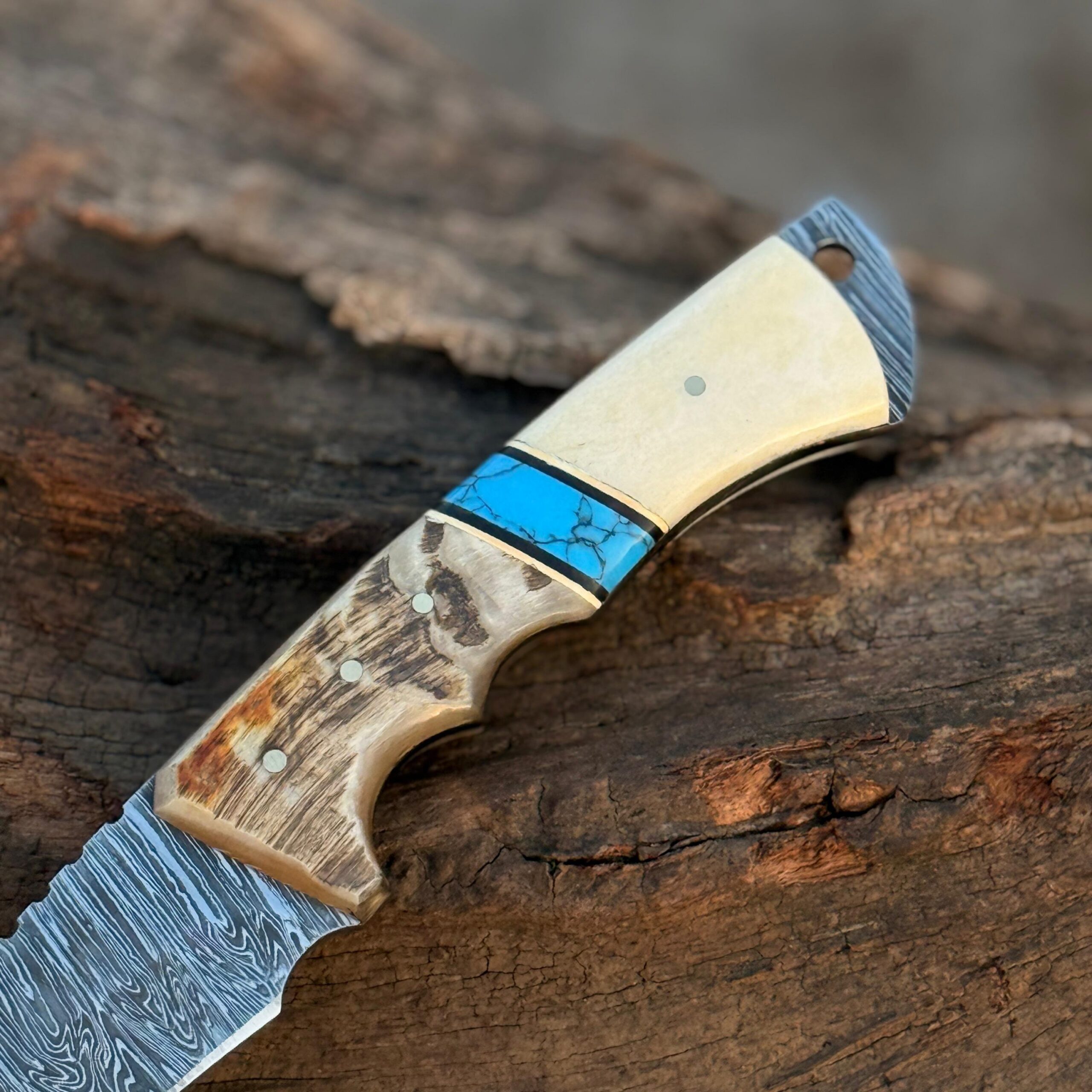 Handcrafted 11″ Damascus Gut Hook Knife with Bone, Stone & Sheep Horn Handle
MZ:20 - Image 4